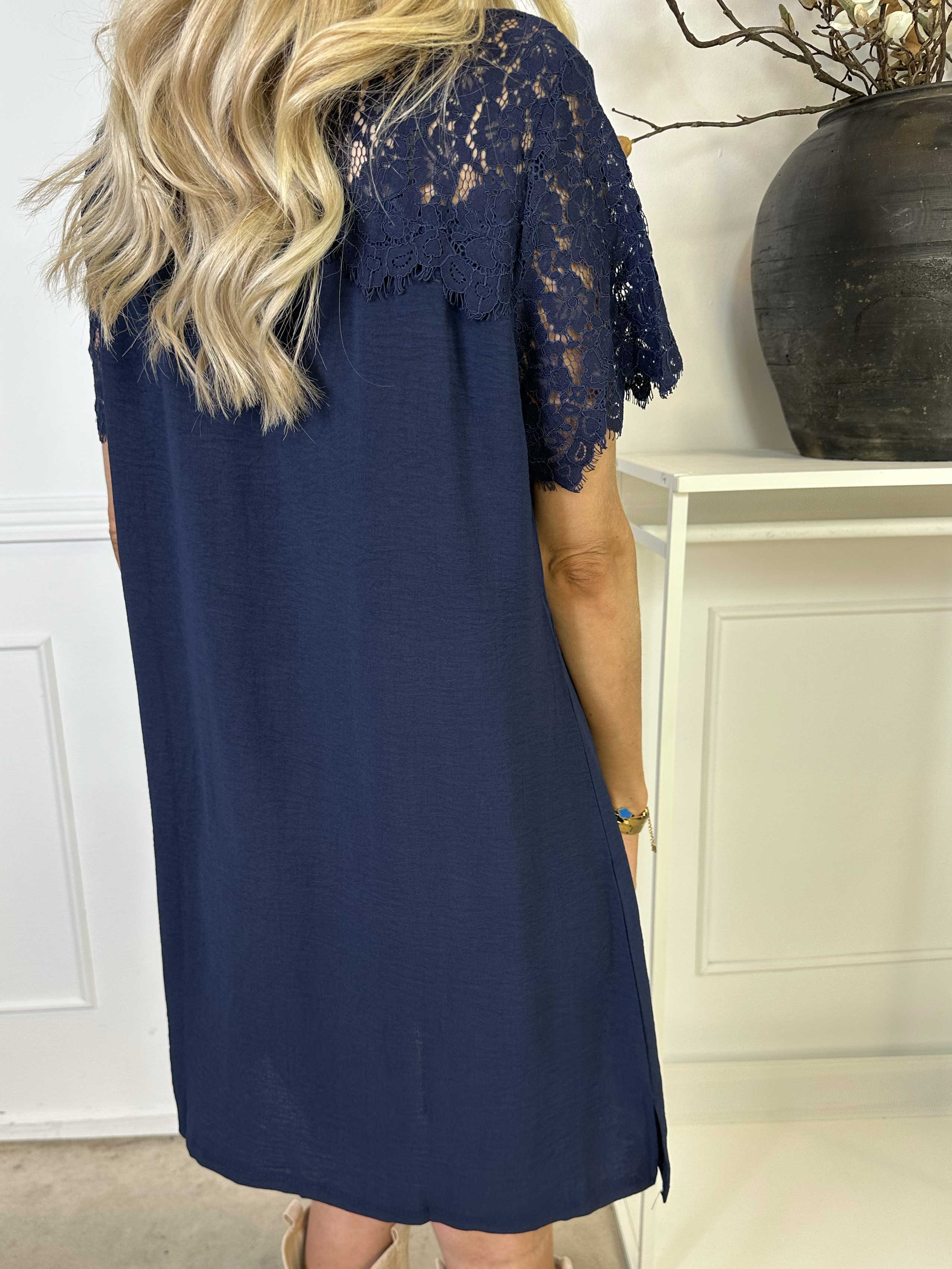 Tatjana - Söt tunikaklänning med spetstopp